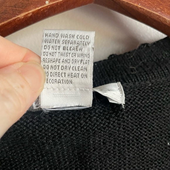 Arriviste Christmas Cardigan Sweater Vest Embroidered Poinsettia Black Size M. - Picture 3 of 10